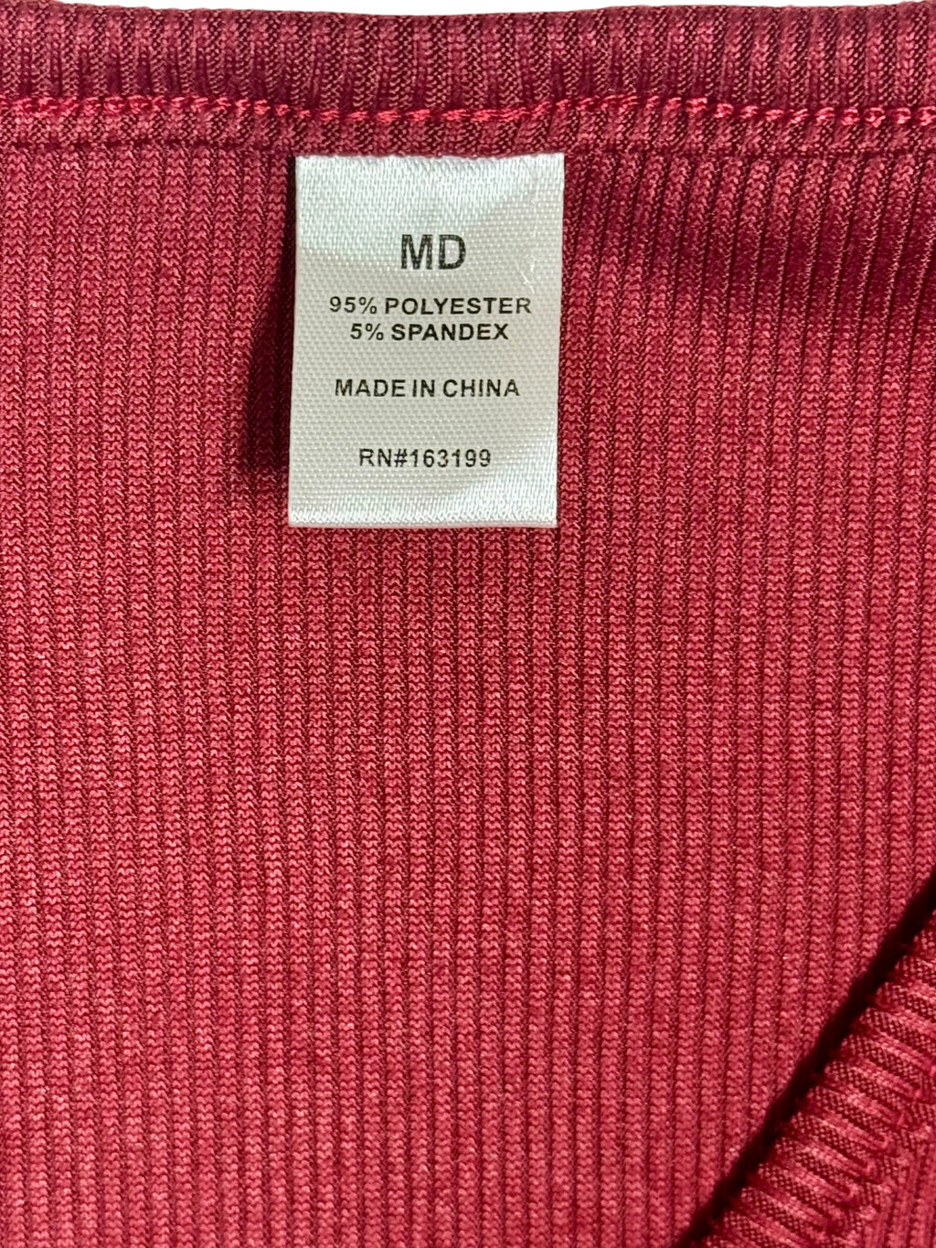 Top de mujer acanalado color burdeos con escote en V y detalle de botón de rosa NWT