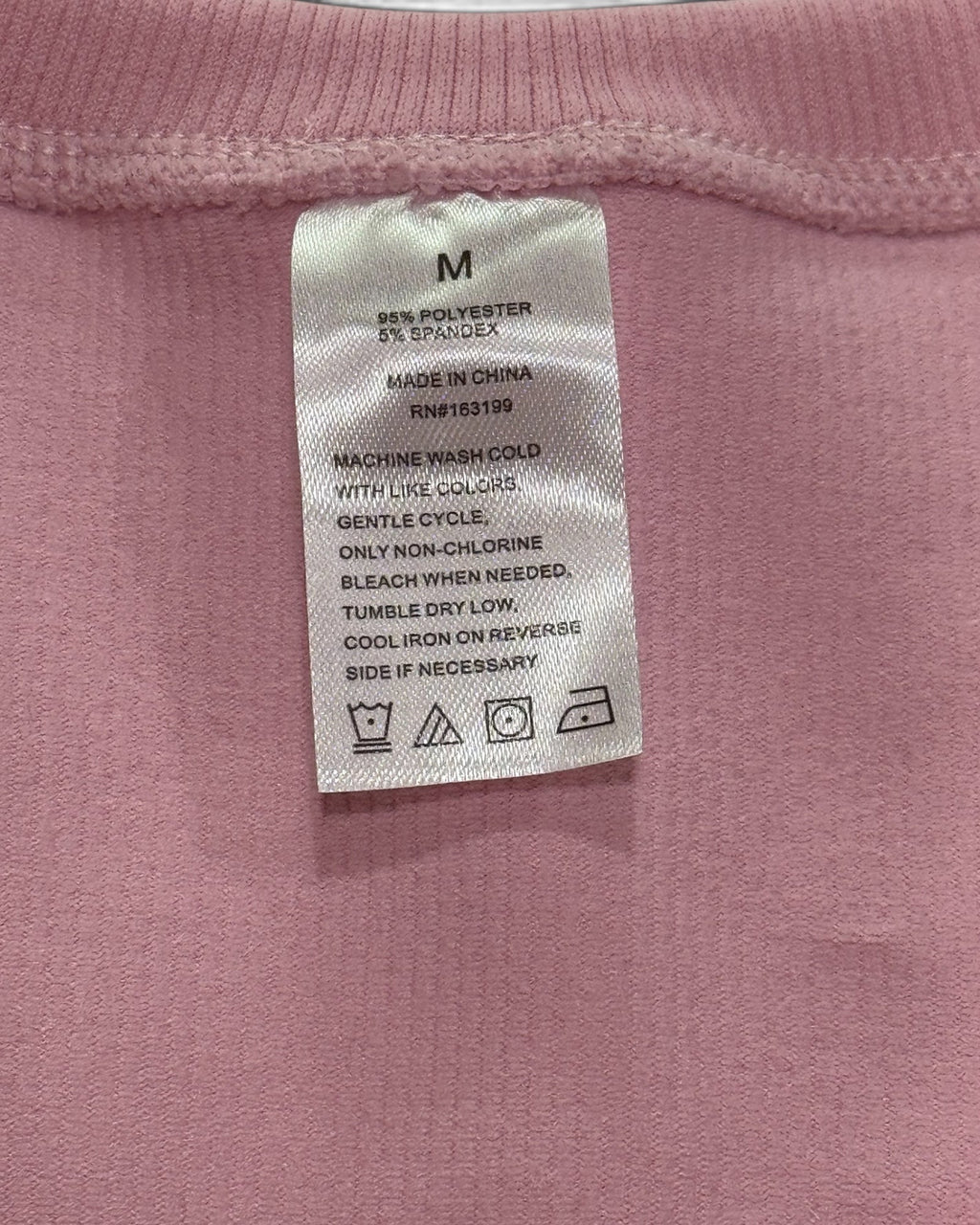 Top corto de canalé con cuello en V – Rosa
