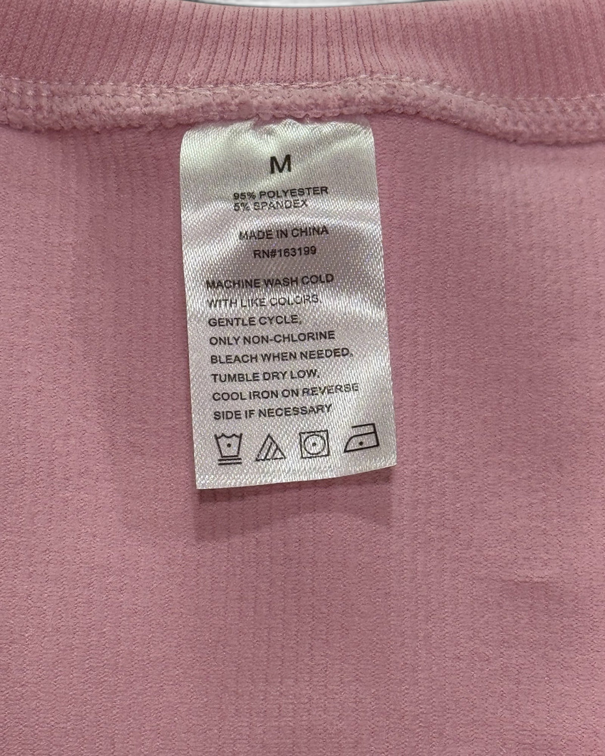 Top corto de canalé con cuello en V – Rosa