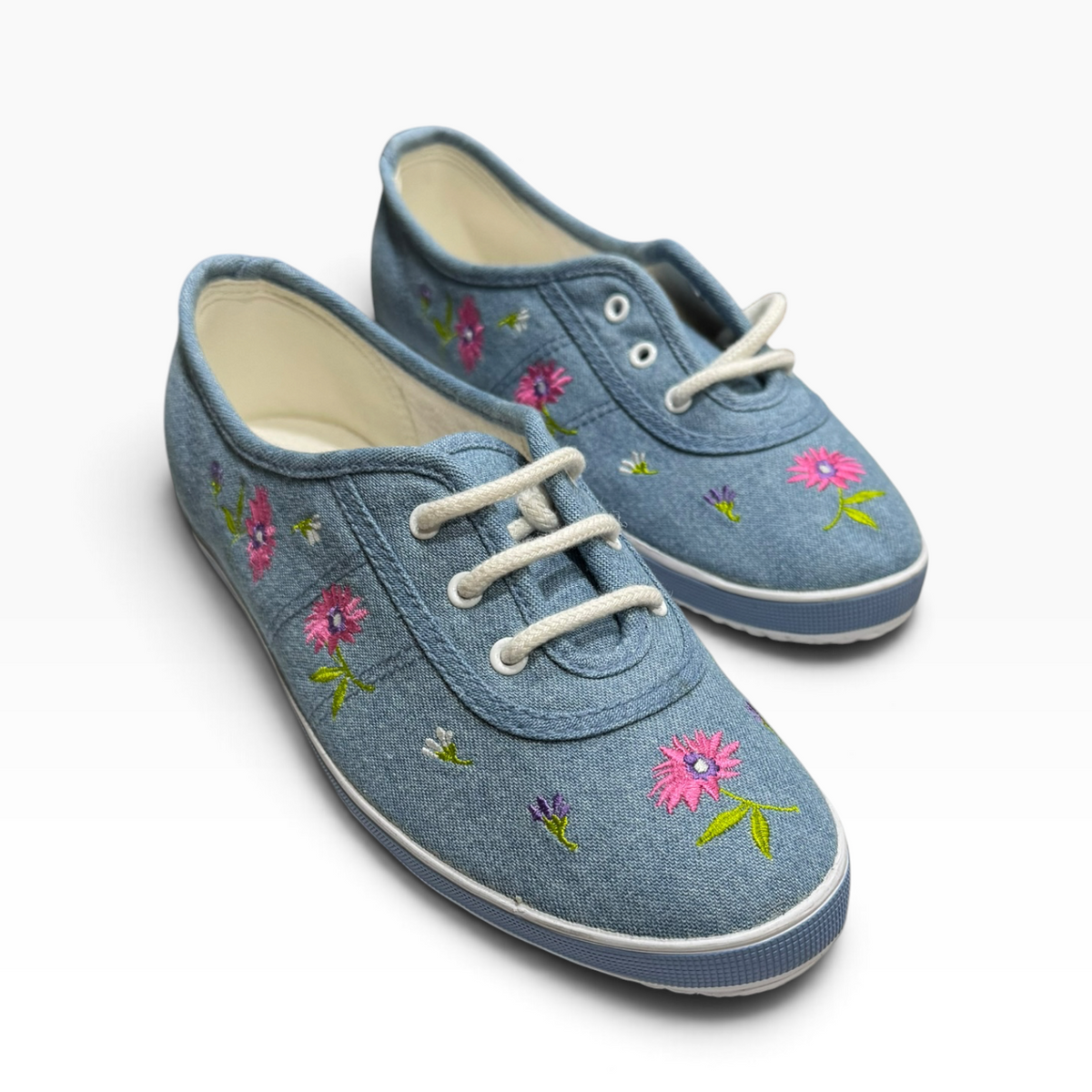Cabin Creek Women’s 8M Light Blue Floral Embroidered Canvas Sneakers - Pre-owned